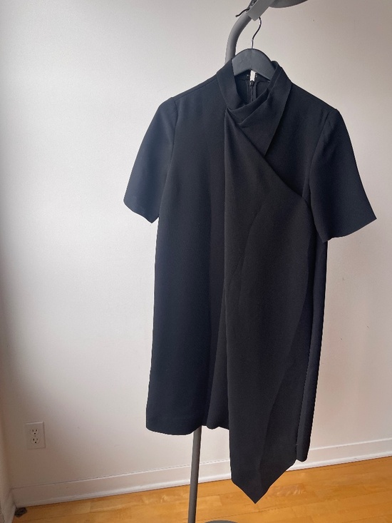 COS Dresses & Skirts - COS black dress (architectural) - Size 8 // Robe noire COS – taille CA 8